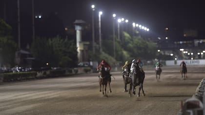 Durante la noche los invitados disfrutaron de la carrera. Todo lo recaudado en el Grand Prix Baron B - Édition Solidarité 2022 será a beneficio de la Red Argentina de Bancos de Alimentos. La asociación agrupa a 25 bancos y ya en 2022 entregaron más de 16 millones de kilos de alimentos a través de casi 5.000 organizaciones comunitarias.