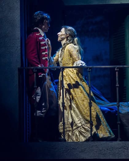 Durante la obra, Luis interpreta a dúo con Elena Roger la canción "Bancate ese defecto" (Foto: Carlos Furman)