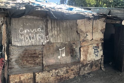 Durante la pandemia creció el número de personas que se instalaron cerca del basural en casillas de chapa y plástico