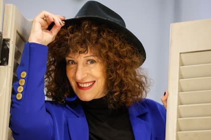 Durante la pandemia, Julia Zenko comenzó a escribir textos en un cuaderno, durante esos días de soledad y reflexión; los escritos se transformaron en su primer libro, Jaie Sure