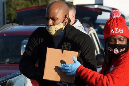 Durante la pandemia, muchas personas se ofrecieron como voluntarias para ayudar a quienes se vieron más afectados por los encierros. Crédito: Paul Hennessy