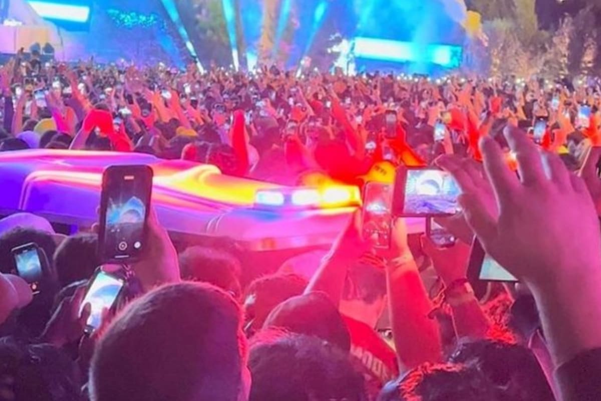 Durante la participación de Travis Scott, hubo varias ocasiones en las que se podían ver vehículos de emergencia con las luces encendidas entre la multitud, pero se abrían paso y el espectáculo continuaba