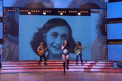 Durante la performance en ShowMatch se proyectó una imagen de Ana Frank
