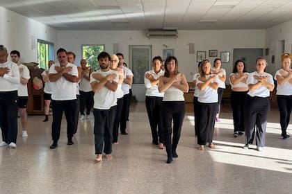 Durante la práctica insta a los practicantes a trabajar en su evolución interior