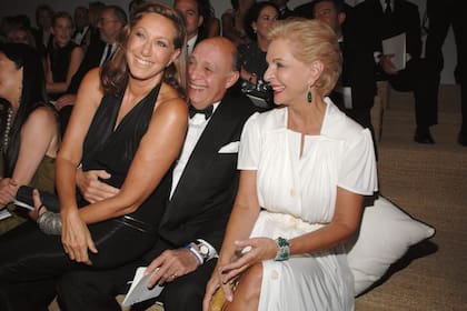 Durante la presentación de la colección primavera 2008 de Ralph Lauren, Donna Karan bromea con Reinaldo y Carolina.