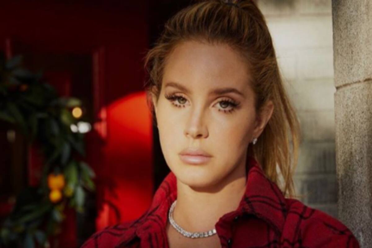 Durante la presentación de su libro de poesías, la artista de la música usó un hermoso tapabocas de red con glitter plateado puesto de adorno. Después de que se difundieran fotos del evento, fue criticada por sus fans