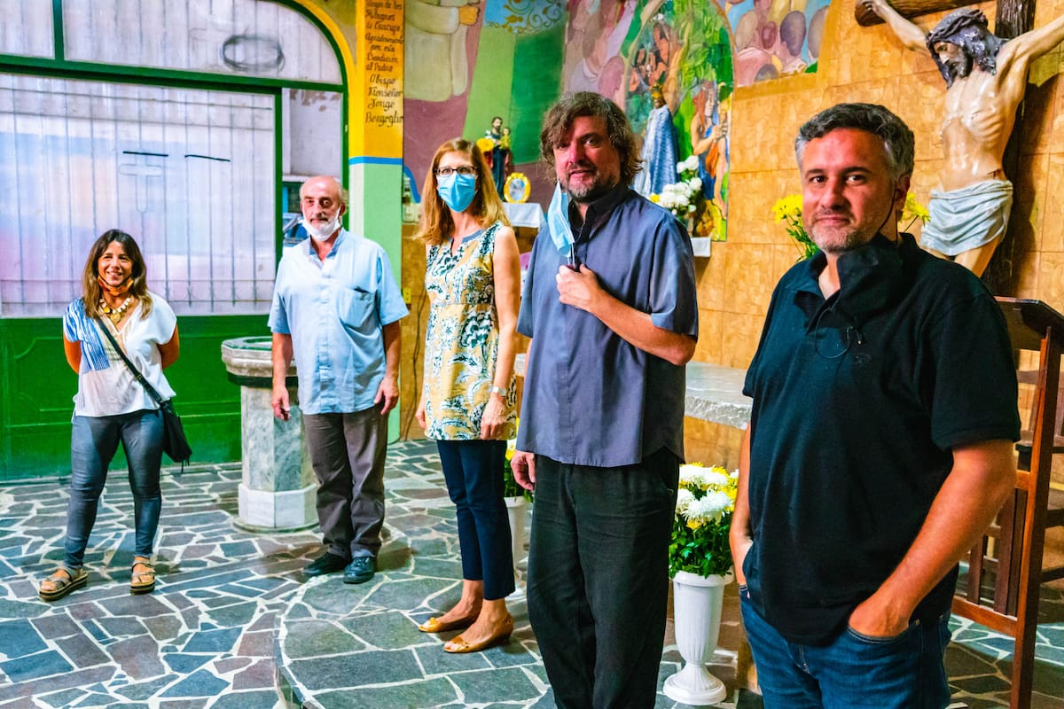 Durante la presentación del informe "Impacto Integral de los centros barriales del Hogar de Cristo" estuvieron presentes (de izq. a der): Ana Clara Camarotti, doctora en Ciencias Sociales e investigadora del Conicet; padre Lorenzo “Toto” de Vedia, al frente de la Parroquia Virgen de los Milagros de Caacupé; Ann Elizabeth Mitchell, profesora de la UCA; padre José María “Pepe” Di Paola, presidente de la Federación Familia Grande Hogar de Cristo; y Nicolás Meyer, director ejecutivo de Cáritas Argentina