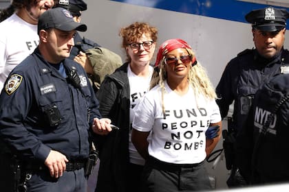Durante la protesta, convocada por la organización Jewish Voice for Peace, Sarandon llevó una remera con el lema “Financien personas, no bombas”