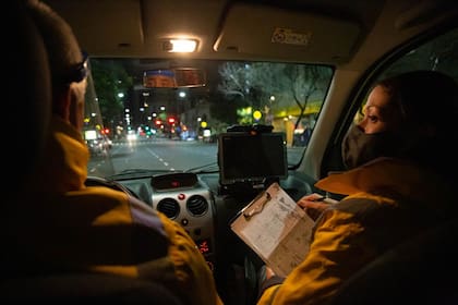 Durante la recorrida de LA NACION por las zonas críticas, una asistente social del gobierno porteño -y migrante venezolana- dijo: “Este trabajo requiere de una gran responsabilidad. Creo que estoy en el lugar correcto; vivo en la Argentina hace tres años”.