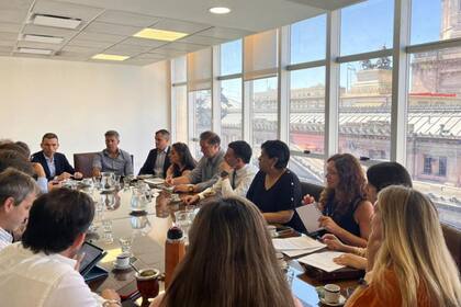 Durante la reunión participaron varios empresarios del sector agropecuario y legisladores de la UCR