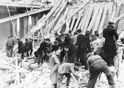 Durante la Segunda Guerra Mundial, Castel Gandolfo acogió a miles de refugiados, entre ellos decenas de judíos, y fue blanco de bombardeos.