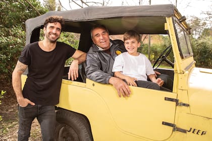 Durante la sesión de fotos, cuando el más chico se pone serio, su papá y su abuelo le hacen cosquillas.