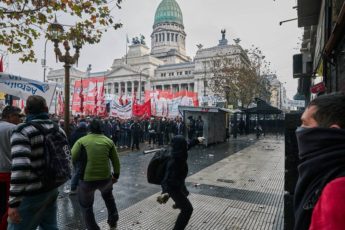Durante la sesión del Senado que trata los proyectos de Ley de Bases y Paquete Fiscal en las inmediaciones se sucedieron hechos violentos entre las fuerzas de seguridad y gente que no tenía que ver con los movimientos que se manifestaban. Muchos militantes trataron parar a los que arrojaban piedras y quienes fueron la excusa para las fuerzas que reprimieron a todos.