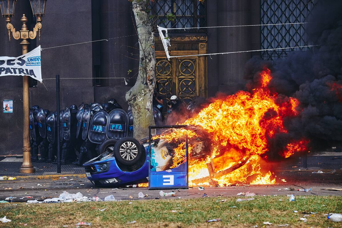 Durante la sesión del Senado que trata los proyectos de Ley de Bases y Paquete Fiscal en las inmediaciones se sucedieron hechos violentos entre las fuerzas de seguridad y gente que no tenía que ver con los movimientos que se manifestaban. Muchos militantes trataron parar a los que arrojaban piedras y quienes fueron la excusa para las fuerzas que reprimieron a todos.