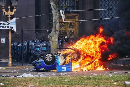 Durante la sesión del Senado que trata los proyectos de Ley de Bases y Paquete Fiscal en las inmediaciones se sucedieron hechos violentos entre las fuerzas de seguridad y gente que no tenía que ver con los movimientos que se manifestaban. Muchos militantes trataron parar a los que arrojaban piedras y quienes fueron la excusa para las fuerzas que reprimieron a todos.