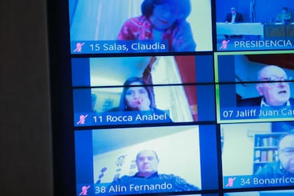Durante la sesión virtual, el senador Héctor Bonarrico levantó la polémica por su proyecto para las iglesias evangélicas y sus declaraciones contra la cuarentena