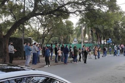 Durante la tarde del domingo comenzó la protesta en los alrededores de la casa de Juan Manzur. CREDITO: Gentileza La Gaceta