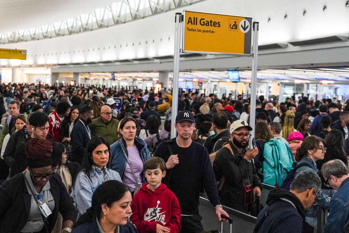 Durante la temporada alta de viajes los pasajeros deben prepararse para mayores tiempos de espera