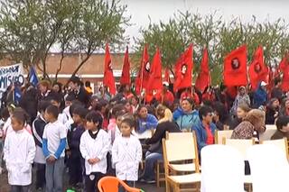 La escuela que tiene de escudo al Che Guevara y donde izan la bandera de Cuba
