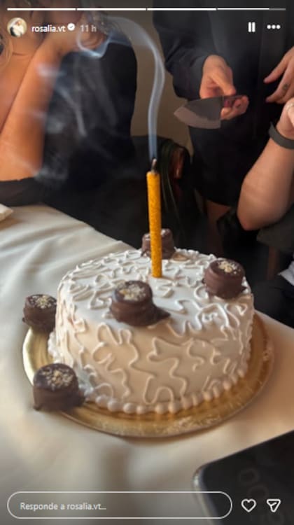 Durante la velada, celebraron el cumpleaños de uno de los integrantes del equipo con una torta decorada con alfajores (Foto: Instagram @rosalia.vt)