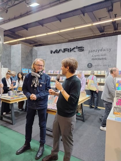 Durante la visita para la prensa internacional que dirige el profesor y diseñador Mark Braun (der.), un alto para charlar con un representante de la firma japonesa Mark's en Europa