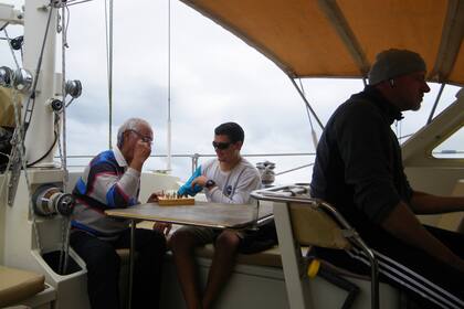 Durante largos períodos, Nicolás convivió con personas de las más variadas nacionalidades.