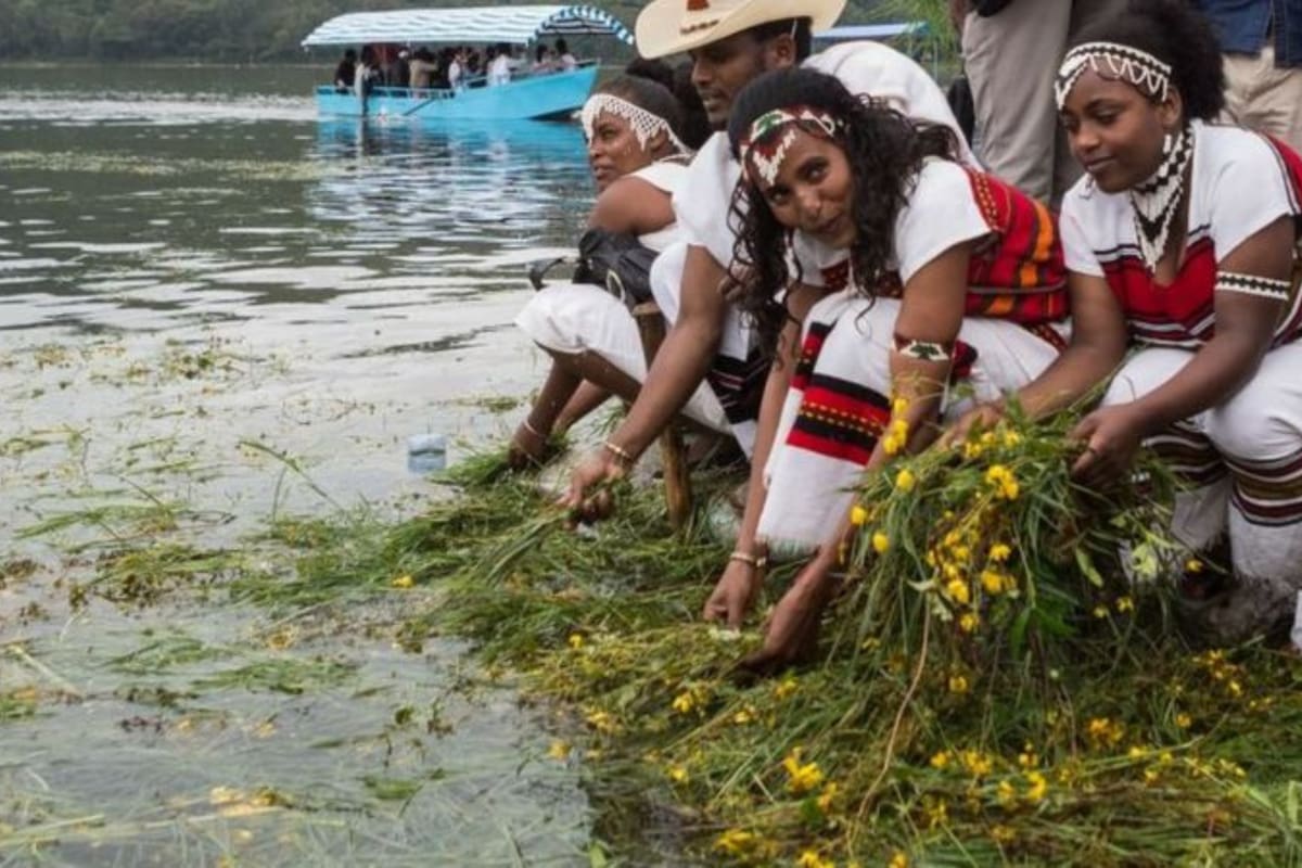 Durante las celebraciones de Irreecha de la comunidad Oromo, se colocan flores y pasto recién cortado en agua para agradecer a Dios por el comienzo de la primavera