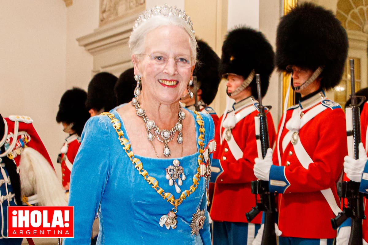 Durante las celebraciones por el Jubileo de Oro, la Reina vistió un llamativo diseño de color celeste que combinó con sus joyas favoritas: el conjunto Pearl Poiré de tiara, broche, collar y pendientes que perteneció a la princesa Luisa de Prusia, esposa de Federico de los Países Bajos y tatarabuela de Margarita.