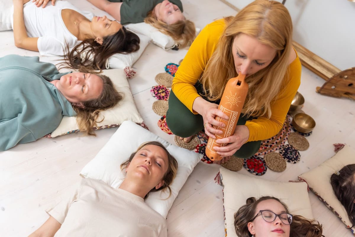 Durante las ceremonias se hace una meditación guiada para viajar siete generaciones atrás
se trata de una meditación guiada con visualización de siete espacios, cada uno de los cuales representa un útero,
