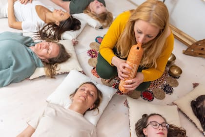 Durante las ceremonias se hace una meditación guiada para viajar siete generaciones atrás
se trata de una meditación guiada con visualización de siete espacios, cada uno de los cuales representa un útero,