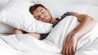 Durante las fases de sueño profundo, el organismo libera hormona de crecimiento, esencial para la síntesis de nuevas fibras musculare