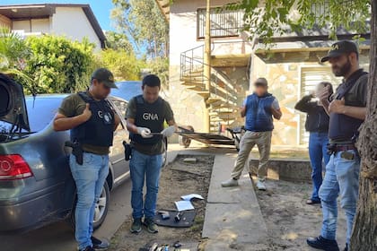 Durante las inspecciones se hallaron armas de fuego, municiones y estupefacientes.