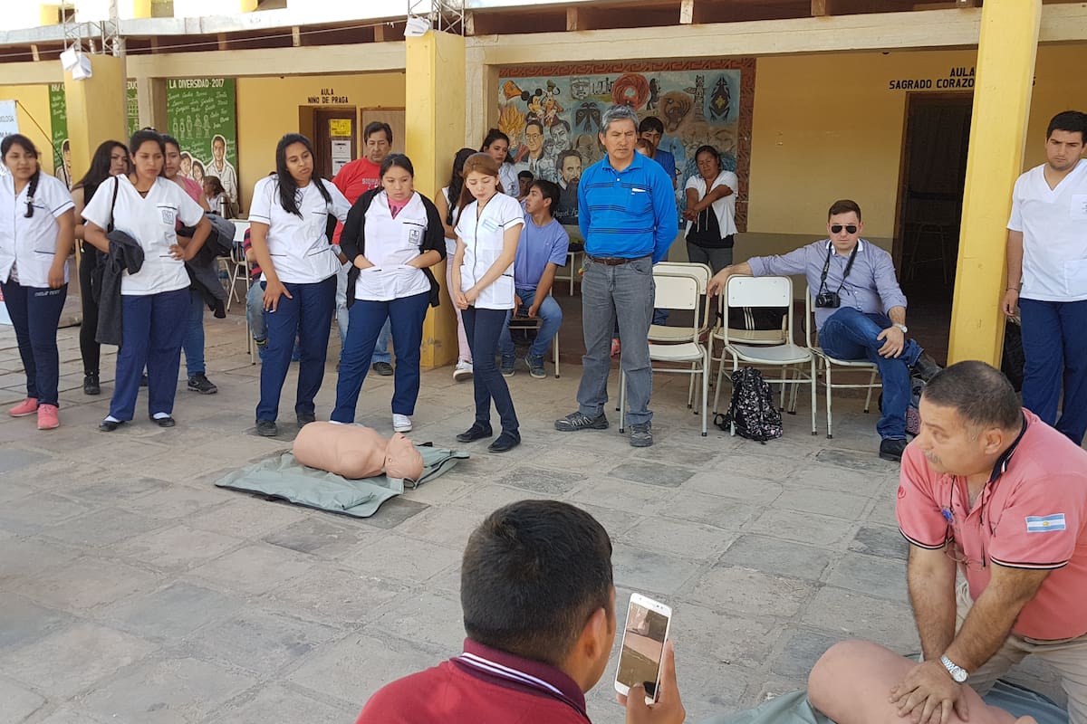 Durante las jornadas de evaluación, también se enseña a la comunidad local maniobras de RCP y uso de desfibrilador