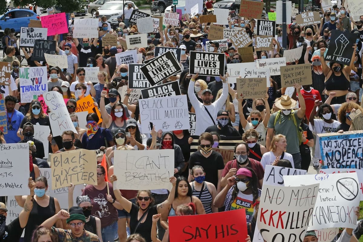 Durante las manifestaciones contra las políticas de Donald Trump, hubo un tiroteo que dejó al menos dos heridos