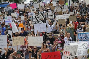 Durante las manifestaciones contra las políticas de Donald Trump, hubo un tiroteo que dejó al menos dos heridos