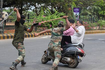 Durante las recientes manifestaciones en India contra la ley de ciudadanía, considerada discriminatoria con los musulmanes, la policía reprimió a los manifestantes con lathis, unas porras que datan de la época colonial británica, que pueden resultar letales.