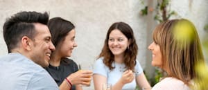 Qué dice la psicología de las personas que guardan silencio en conversaciones grupales