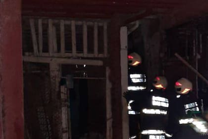 Durante las últimas horas, tres personas y un perro fueron rescatados de un edificio que se incendió en el Barrio 31 de Retiro