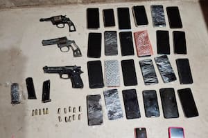 Cayó una banda que estafó a una mujer por US$26.000: tenían 55 teléfonos, armas y antecedentes penales