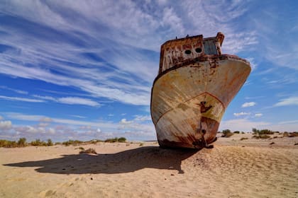 Durante los años 60, la URSS decidió canalizar agua de los principales ríos que alimentaban el mar –el Amu Daria y el Sir Daria- para crear en esa desértica área de la tierra la mayor zona de cultivo de algodón del mundo. Se trató, obviamente, de una decisión muy polémica que a la larga terminaría por secar el mar casi por completo.