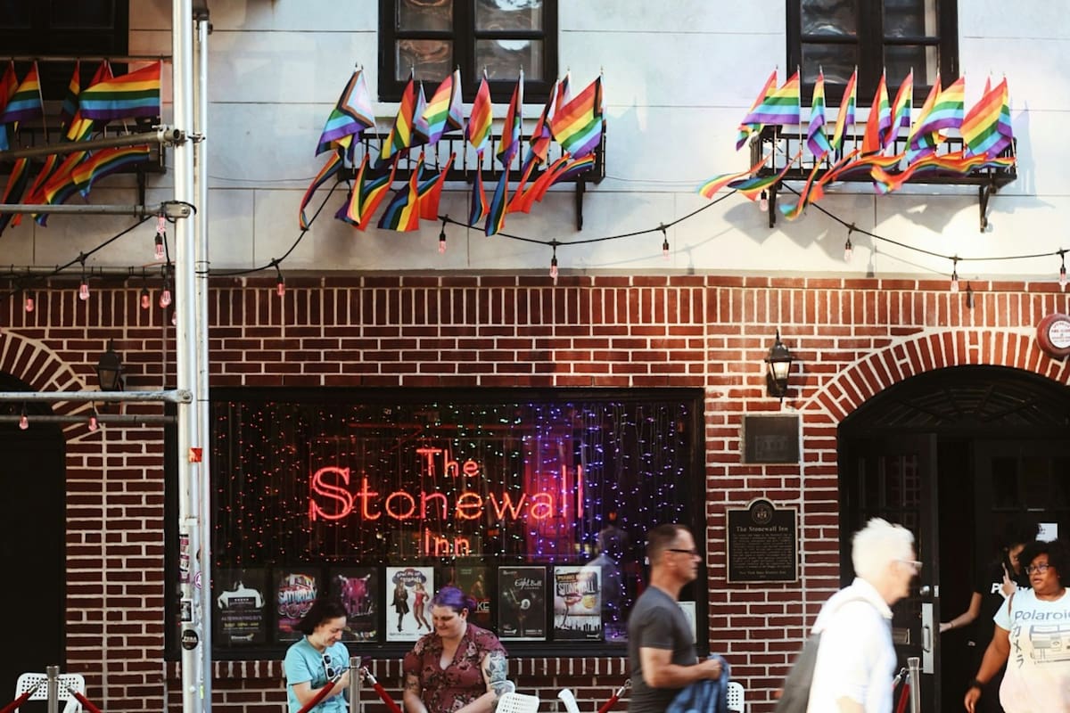 Durante los años siguientes a la rebelión de Stonewall, el espacio que albergaba el bar fue dividido y utilizado como locales comerciales