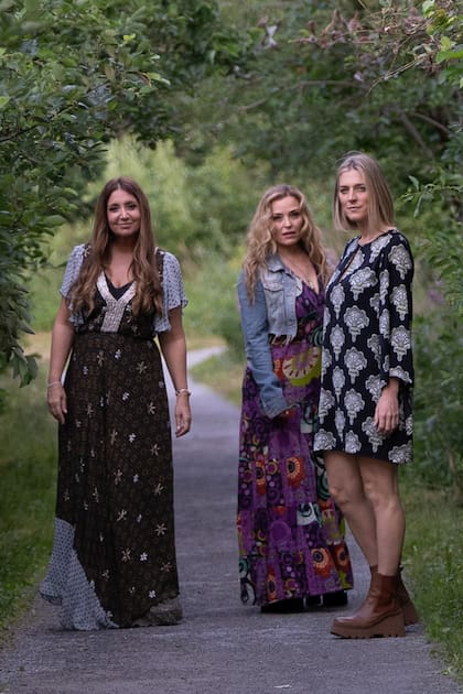 Durante los cinco días que estuvieron en Gander, Canadá, el elenco argentino aprovechó para recorrer. Aquí, Carla Calabrese, Marisol Otero y Mela Lenoir.