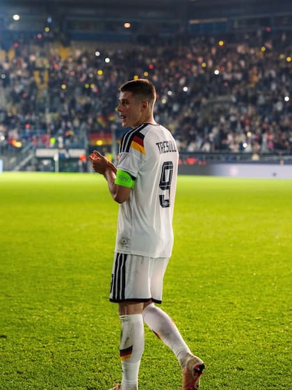 Durante los dos últimos partidos, llevó la cinta de capitán con la sub 21 de Alemania
