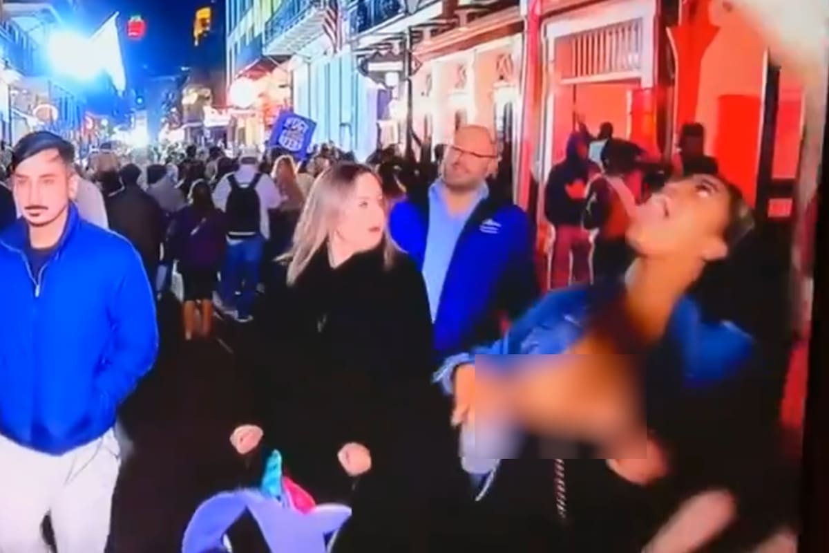 Durante los festejos de un evento deportivo, la transmisión mostró a una mujer se baja la blusa