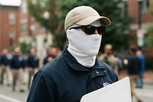 Manifestantes se tapan el rostro en Washington y se abre el debate