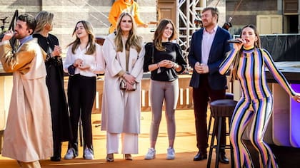 Durante los festejos del Día del rey, la familia real se mostró distendida y cercana a la gente
