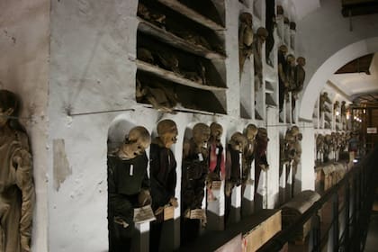 Durante los primeros siglos, las catacumbas solo fueron para los religiosos capuchinos, pero más tarde también se sepultaron allí a ciudadanos laicos de Palermo