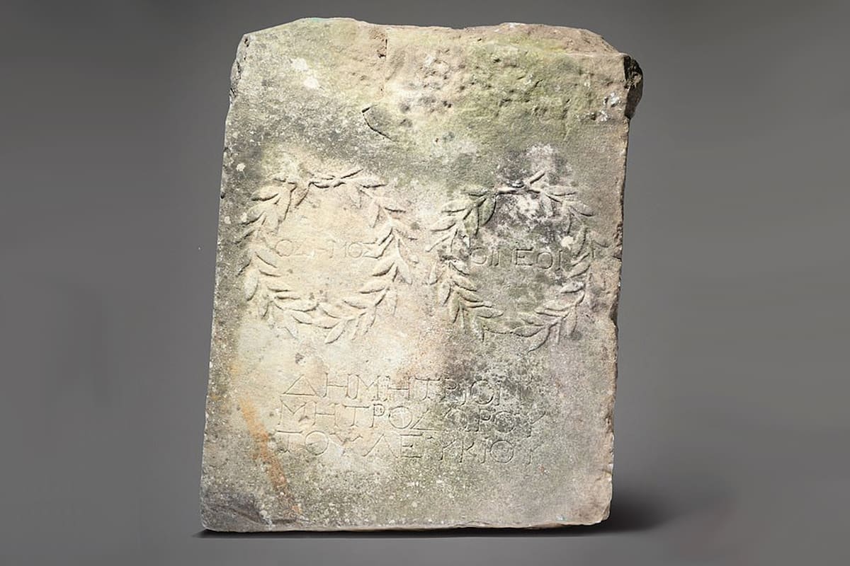 Durante más de 10 años, una mujer inglesa utilizó una losa de mármol como una especie de trampolín y se llevó una enorme sorpresa cuando descubrió que es un valioso objeto arqueológico