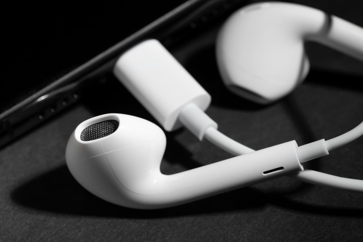 Durante más de una década, Apple usó el puerto Lightning en sus iPhone, que requiere un chip identificador; para evitar pagar por él, algunos fabricantes crearon auriculares Bluetooth sin batería, que usan los cables para recibir energía