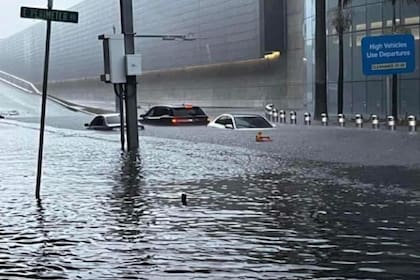 Durante miércoles y jueves las escenas de calles inundadas fueron una constante en Fort Lauderdale, Florida